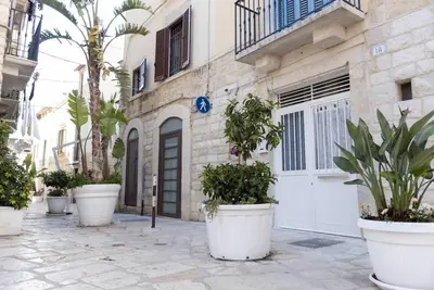 Image de Stone-vaulted apartment in the very heart of the city's historic center.