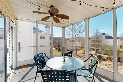 Image de Bright condo with screened patio, w/d, shared pool &  close to 76 strip
