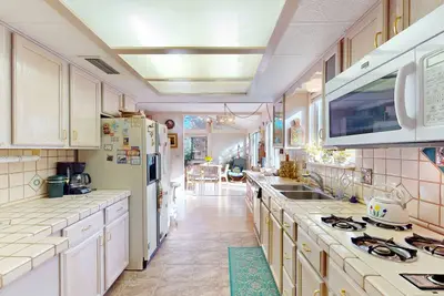 Image de Cozy home with mountain views, large yard & shaded patio