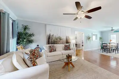 Image de Coastal home with enclosed yard, close to beach and local attractions