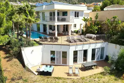 Image de Luxury Villa -Heated pool - Jacuzzi -Sea view -Privacy -Perfect for groups!