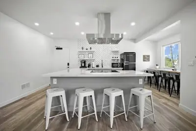 Image de Spacious Apt w/ 2br - City Center