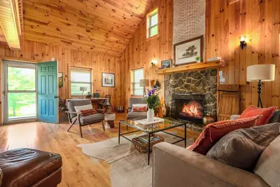 Image de Charming 2-bedroom cabin in delightful Crumpler with WiFi, Ac and hot tub