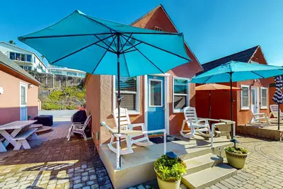 Image de Historic beach cottage w\/full kitchen & free wifi, steps from the beach