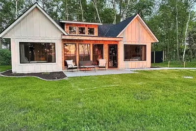 Image de Brand new lake cabin! Cozy retreat with modern finishes, heated floors, & porch