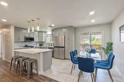 Image de Spacious 4 Bedroom/2 Bath home/WiFi/Garage Parking/Backyard/Beautiful Kitchen