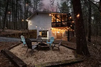 Image de Cozy Cabin: Hot Tub, Grill, Fire Pit & Game Room