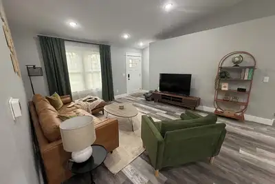 Image de Norton Shores Retreat: Stylish Comfort in the Heart of the City