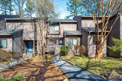 Image de Vibrant 2-Br Home | Indoor Fireplace | Downtown | Nc