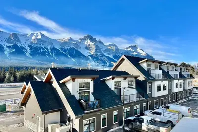 Image de Rare! New 4 Bedroom/4 Bathroom Townhouse with Stunning Mountain Views-Sleeps 12!