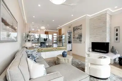 Image de New Luxury 2br 2. 5ba Condo w Amenities + Prime Long Beach Location +Marina Views