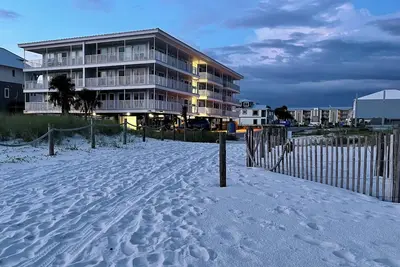 Image de New Rental! Surfside #11, Beautiful Beachfront Condo. Allergy Friendly:No Pets.