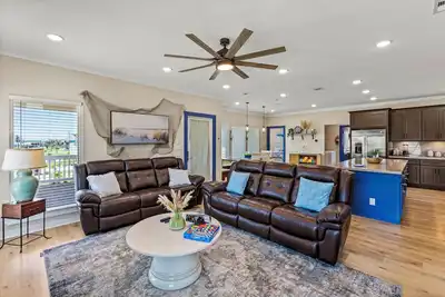 Image de Luxury 4br Getaway | Gated Community, Canal Views & Lift