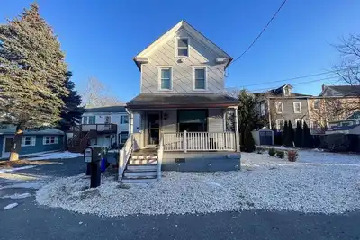 Image de New to the rental market. Walk to restaurants and shops.