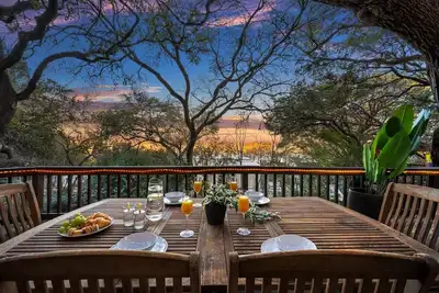 Image de Lake Austin Treehouse • Huge Deck + Firepit