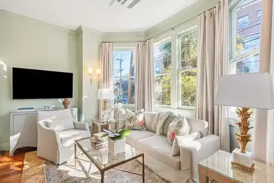 Image de Beautifully Restored 3 Bedroom 3 Bath Home with Private Deck