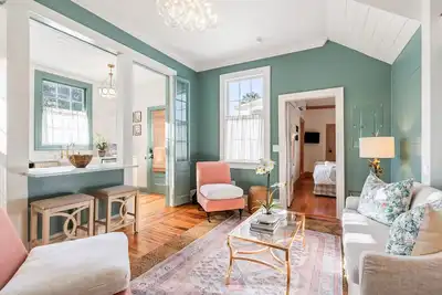 Image de Newly Restored Charming 2-Bedroom Home with Ensuite's & Prime Location