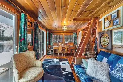 Image de Idyllic Waterfront  Bungalow In Newport on Lake Sacheen