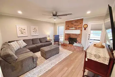 Charming Three Bedroom ~ 5 Mins to A&M ~ Quiet Neighborhood