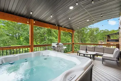 Image de Labor Day Open-All New Cabin w Free Attraction Tickets-Pvt Hot Tub-Community Indoor Pool