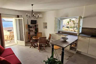 Image de T2 typique au cœur du village et vue sur le Golfe