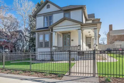 Image de Beautifully restored 1883 home with charm in downtown Prescott.