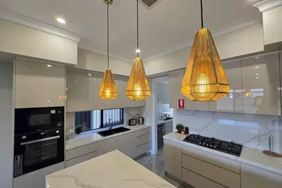 Image de 5 Beds in 4 Bedroom House in Oran Park