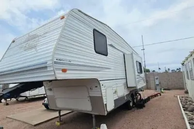 Image de \"Charming 5th Wheel Rv Retreat