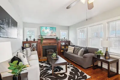 Image de 5 Minutes From Stadium, Charming 3-bedroom house with WiFi, Ac