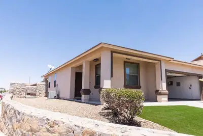 Image de Industrial Desert Oasis 3 Bdr Home