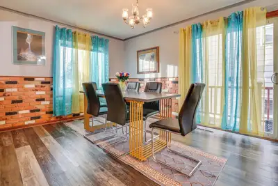 Image de 2 Mi to Dtwn St Paul: Home w\/ Private Deck & Yard!