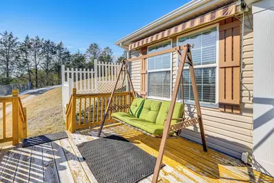 Image de Near Hiking: Midway Home w/ Mtn Views & Deck