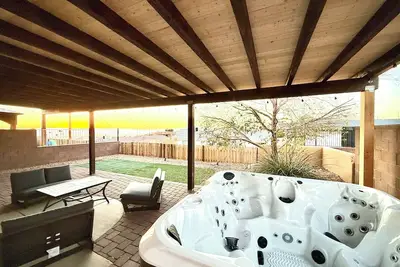 Image de Romantic Hot Tub w/water view. Cute 3-bd Villa w/2 King beds and ensuite baths.