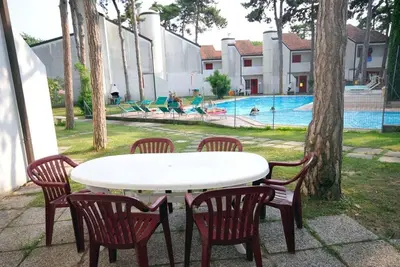 Image de Appartement de quatre pièces moderne et entièrement équipé avec piscine