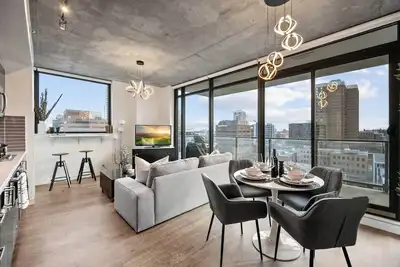 Image de Calgary Tower View | King Bed |Ac | Gym | 2br