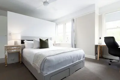 Image de Inner city 1940s town house