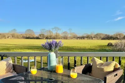 Image de Lodge with stunning countryside views - meters from the banks of the River Avon.
