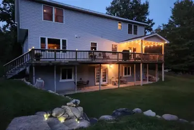 Image de 4br Retreat w/ Studio Apt | Big Yard & Fire Pit