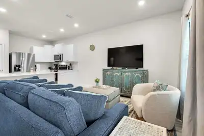 Image de Beachy Gulf Breeze Home | Family & Pet Friendly
