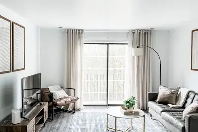 Image de Canton Centrally Located - Pool, Gym, Playscape, Balcony Overlooking River