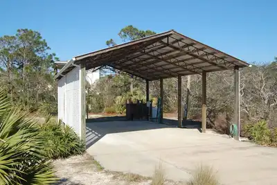 Image de Spacious Covered Rv Lot With A Large Concrete Pad