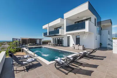 Image de Elegant Villa Luna with Private Heated Pool