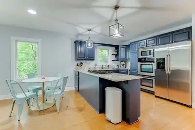 Image de Spacious Retreat: 3br, Smart TVs, Deck w\/ Fire Pit & Grill, Near Attractions!