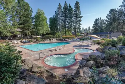 Image de Bend, Or: 2br w/Fireplace, Pool, Ice Skating, Stables, Lake, Watersports & More!