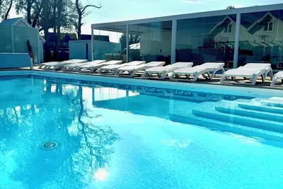 Resort nowoczesnych domków wakacyjnych- dwa podgrzewane baseny, plac zabaw, bar!