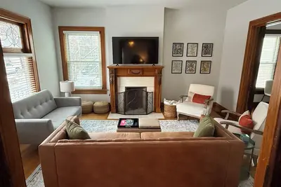 Image de Spacious 4-bedroom, 2-bath house. Walk to Clifton Gaslight Business District.