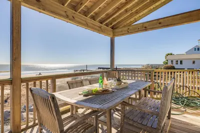 Image de Spacious 7-bedroom oceanfront home on Folly Beach with breathtaking views, large