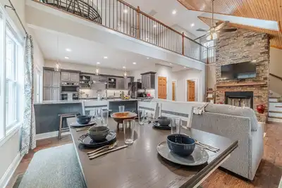 Image de It's All Fun and Games - Modern Family Cabin Near Helen, Hot Tub, Games, Golf