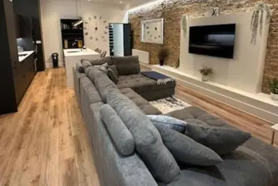 Image de Stylish & Stunning 2br w/ WiFi & Netflix - City Centre Nr Cliffs Pavillion