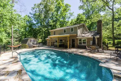 Image de New Listing! Downtown Getaway- Minutes to Dahlonega/Pool/Hot Tub/ Game Room